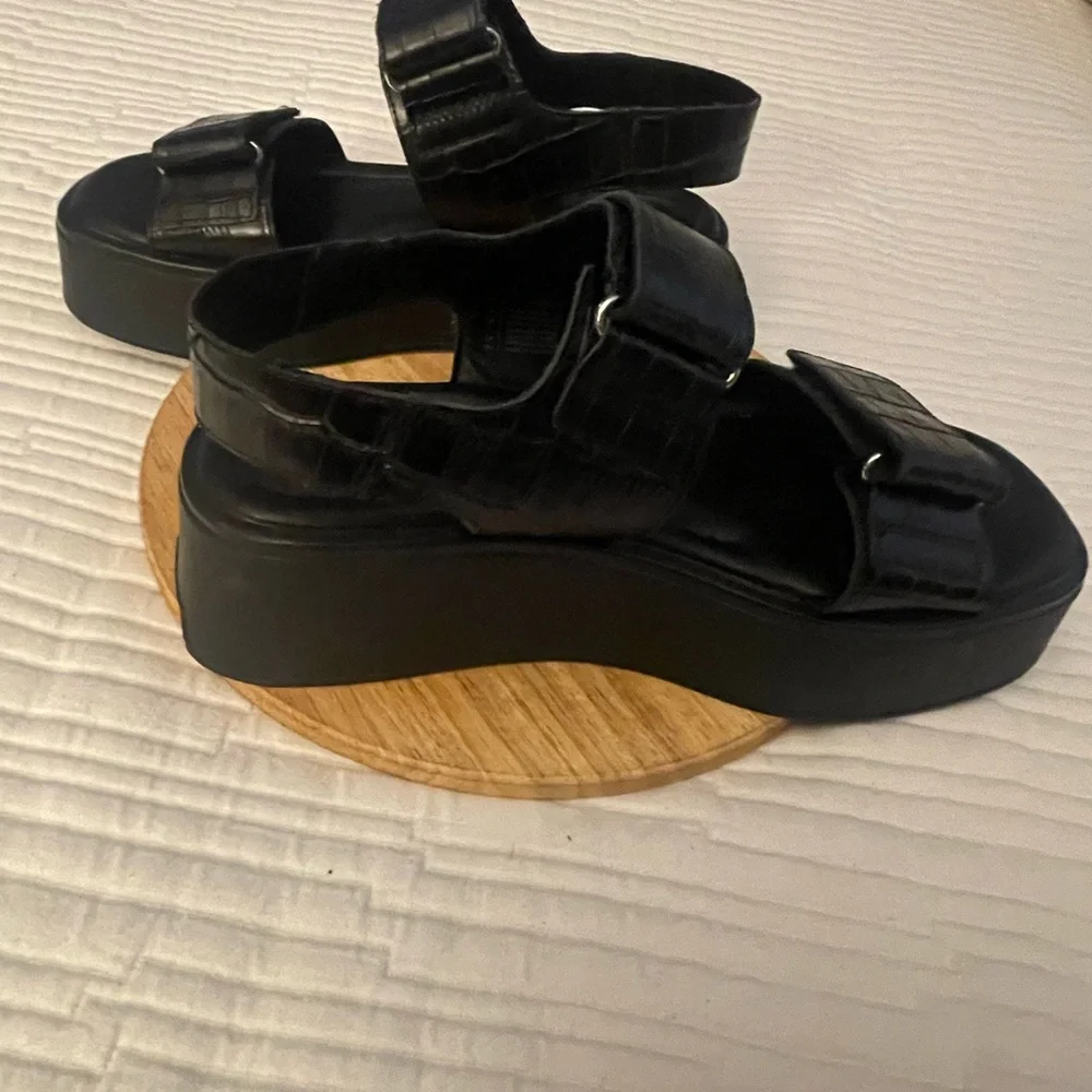 Vagabond Courtney Black Croco Platform Sandal - Picture 8 of 10